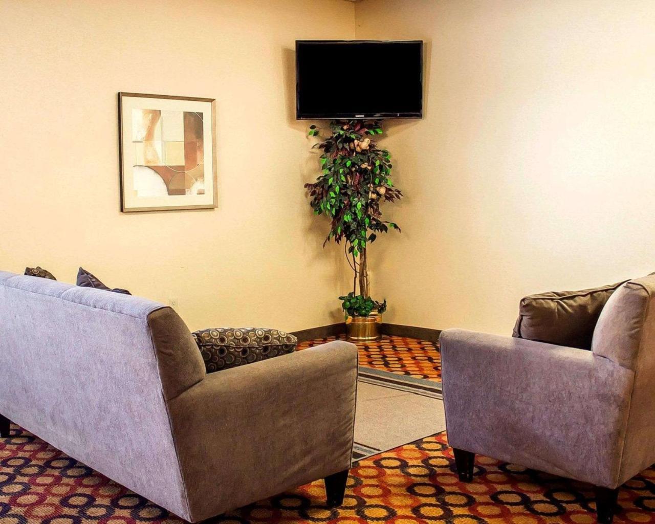 Hotel &