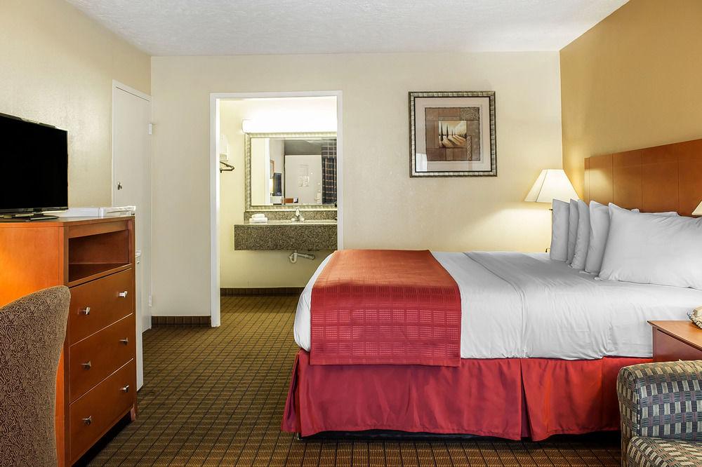 Hotel &