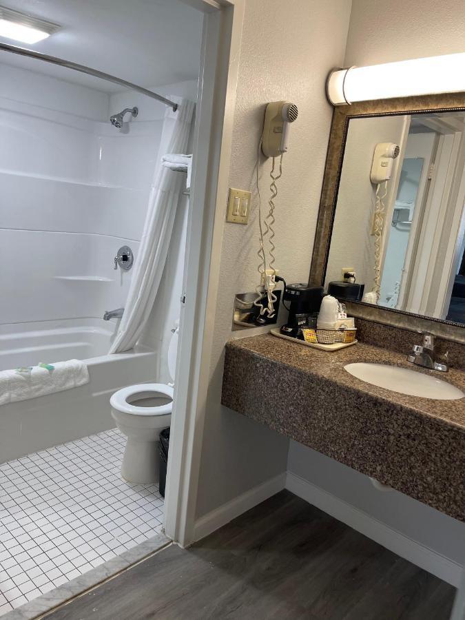 Hotel &