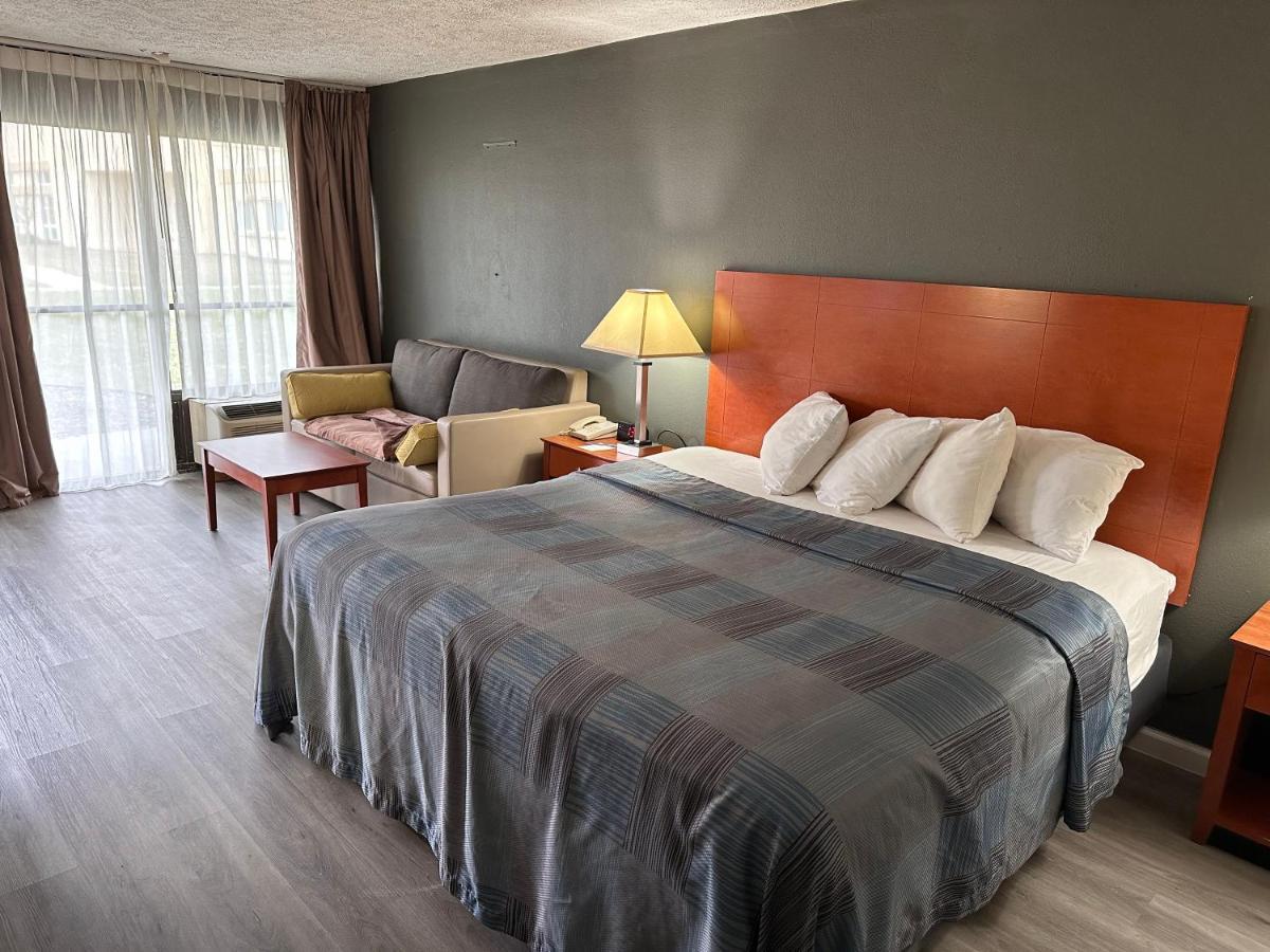 Hotel &
